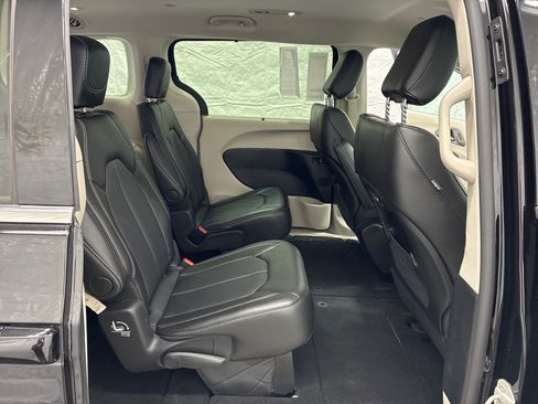 Certified 2024 Chrysler Pacifica Touring-L AWD/4WD image 11