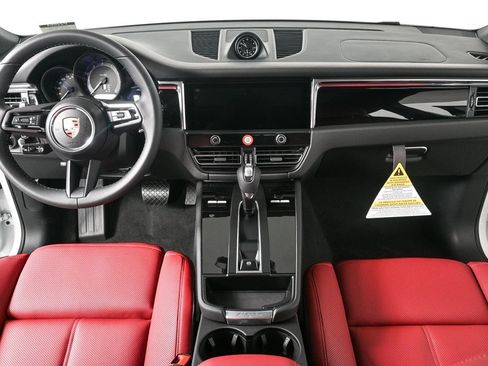 Certified 2025 Porsche Macan image 17