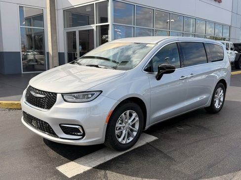 New 2026 Chrysler Pacifica Select image 4