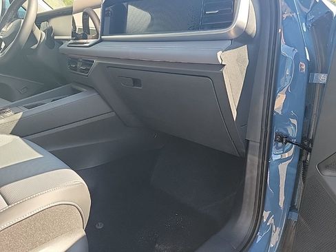 New 2025 Volkswagen Tiguan SE image 40