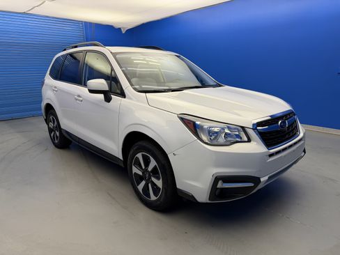 Used 2017 Subaru Forester 2.5i Premium AWD/4WD image 2