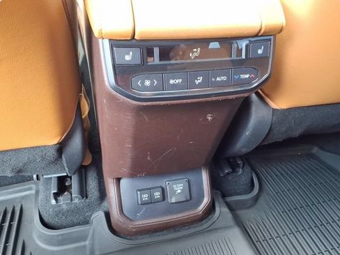 Used 2021 Toyota Highlander Platinum AWD/4WD image 16