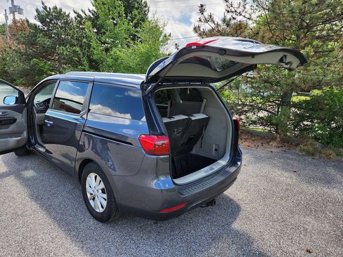 Used 2017 Kia Sedona LX w/ LX Essentials Premium Package FWD image 9