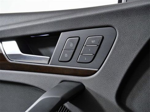 Used 2020 Audi Q5 e Prestige w/ Prestige Package image 28