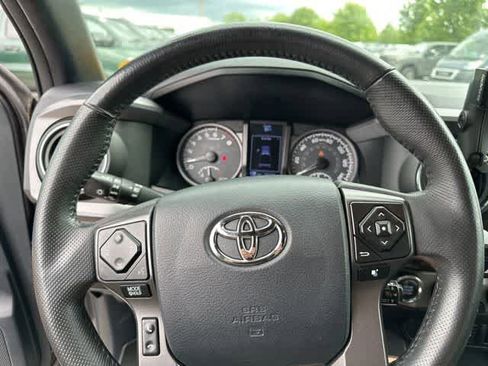 Used 2017 Toyota Tacoma TRD Off-Road w/ Premium & Technology Package AWD/4WD image 11