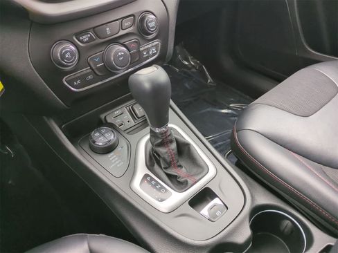 Used 2015 Jeep Cherokee Trailhawk w/ Cold Weather Group image 32