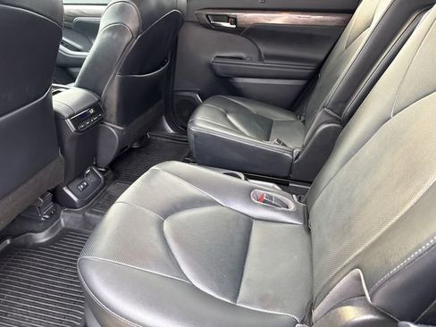 Used 2021 Toyota Highlander Limited FWD image 19