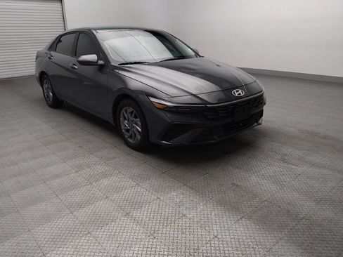 Used 2025 Hyundai Elantra Hybrid FWD image 13