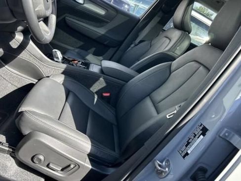 Used 2025 Volvo XC40 B5 Core AWD/4WD image 4