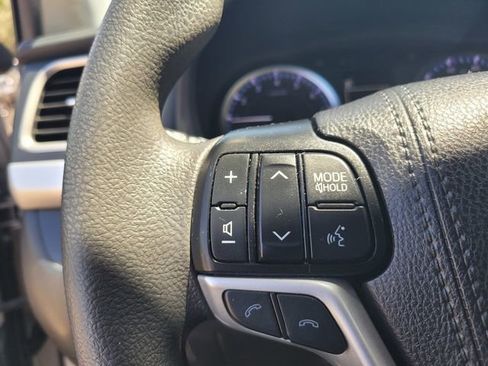 Used 2019 Toyota Highlander LE AWD/4WD image 27