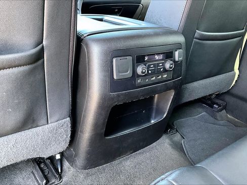 Used 2018 GMC Yukon XL SLT w/ Open Road Package AWD/4WD image 31