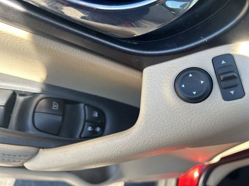 Used 2016 Nissan Rogue SV w/ SV Premium Package image 17