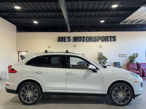Used 2017 Porsche Cayenne S image 3