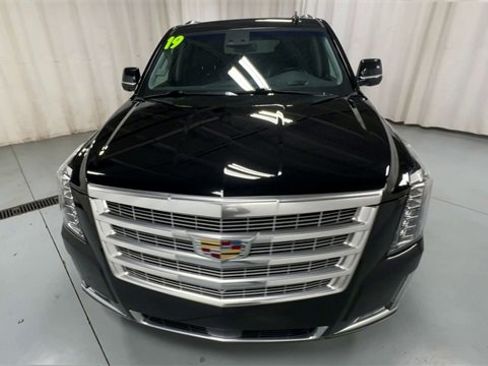 Used 2019 Cadillac Escalade ESV Premium Luxury w/ LPO, Radiant Package image 3