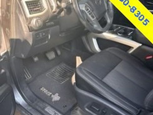 Used 2017 Nissan Titan SV image 10