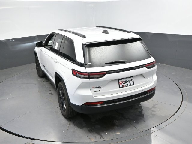 Used 2025 Jeep Grand Cherokee Altitude AWD/4WD image 43