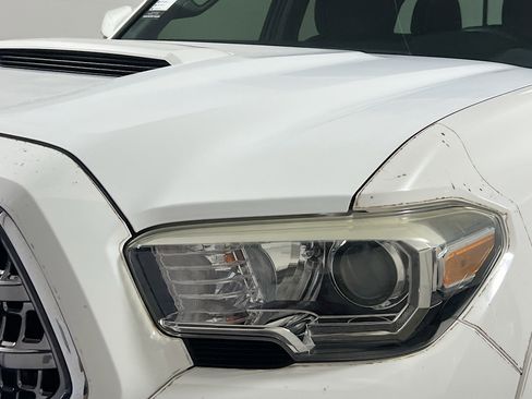 Used 2017 Toyota Tacoma TRD Sport image 11