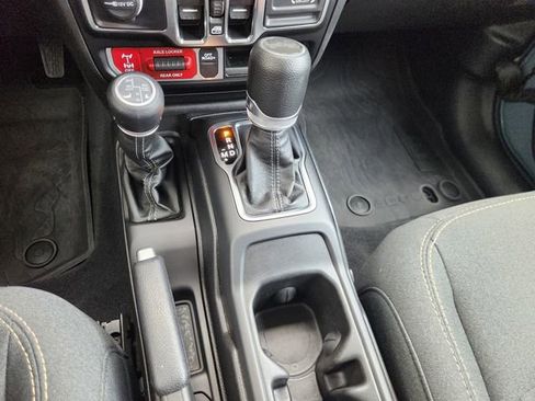 Used 2024 Jeep Wrangler Unlimited image 17