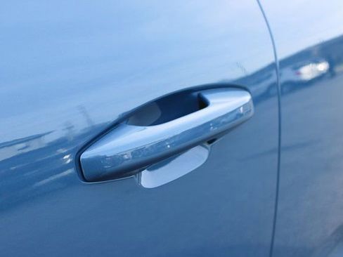 Used 2025 Volvo XC40 B5 Plus image 9