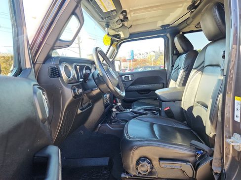 Used 2019 Jeep Wrangler Unlimited Sahara image 14