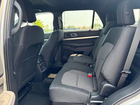 Used 2018 Ford Explorer XLT AWD/4WD image 11