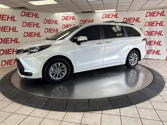 Used 2025 Toyota Sienna XLE w/ XLE Plus Package FWD image 9