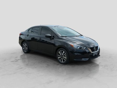 Used 2021 Nissan Versa SV FWD image 2