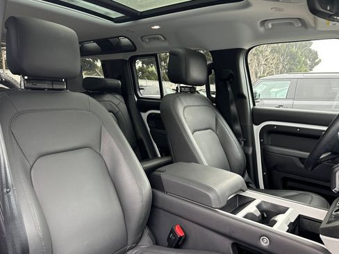 Used 2025 Land Rover Defender 110 S image 31