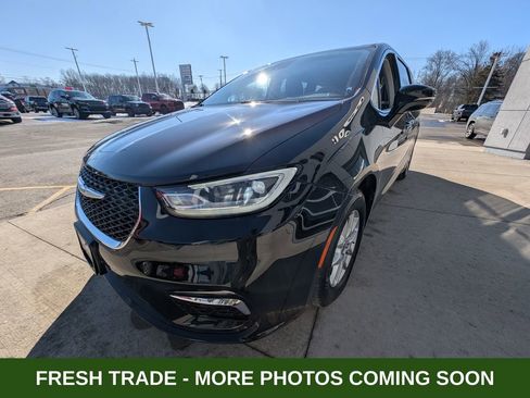 Used 2024 Chrysler Pacifica Touring-L image 8