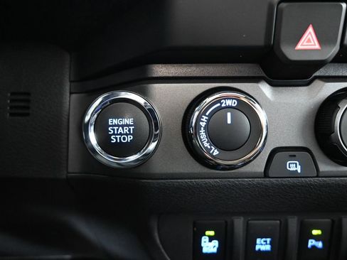 Used 2022 Toyota Tacoma TRD Off-Road w/ TRD Premium Off Road Package AWD/4WD image 30