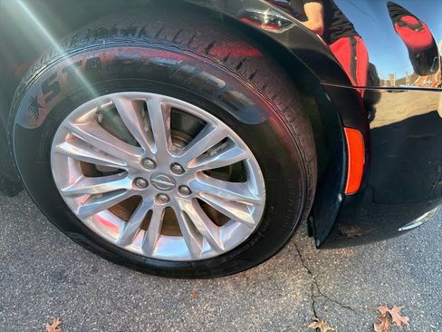 Used 2016 Chrysler 300 C image 4