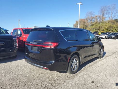 Used 2024 Chrysler Pacifica Touring-L image 4