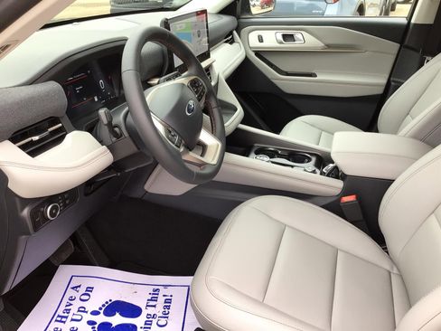 New 2026 Ford Explorer Active w/ Active Comfort Package image 3