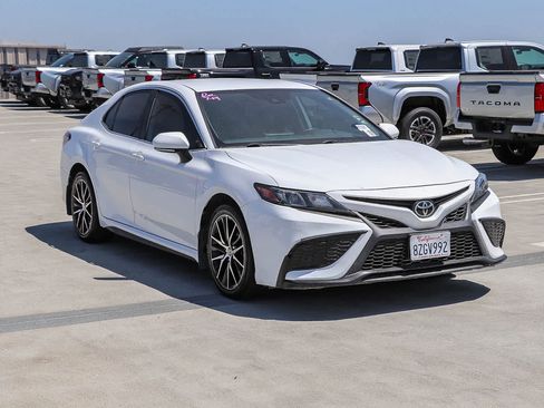 Used 2022 Toyota Camry SE FWD image 3