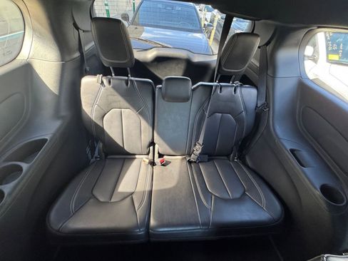 Used 2025 Chrysler Pacifica Select image 30