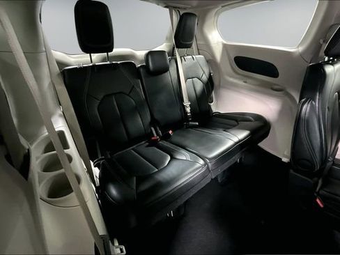 Used 2024 Chrysler Pacifica Touring-L FWD image 23
