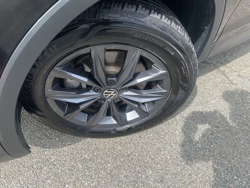 Used 2022 Volkswagen Tiguan SE w/ Panoramic Sunroof Package image 2