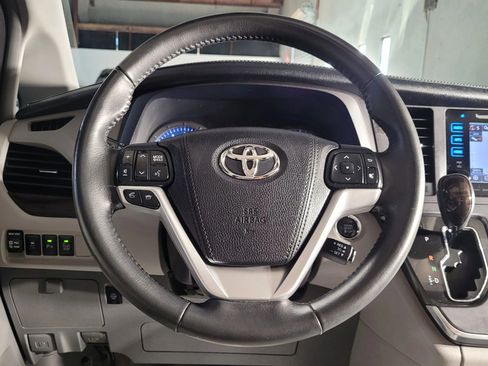 Used 2016 Toyota Sienna XLE image 25