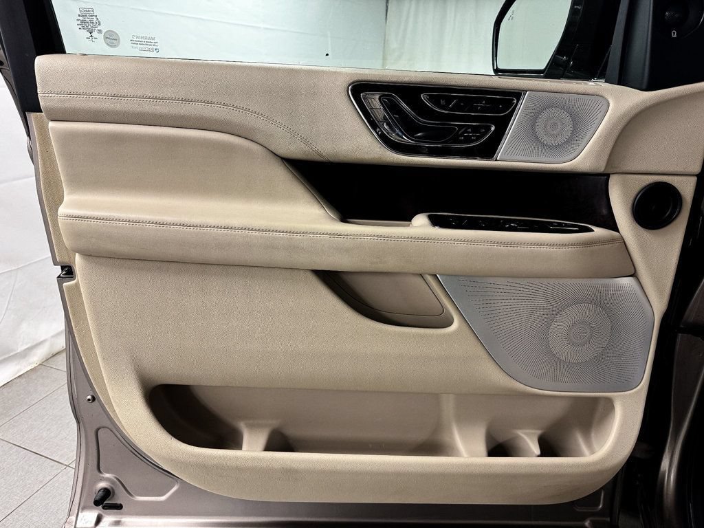 Used 2018 Lincoln Navigator Reserve w/ Technology Package AWD/4WD image 16
