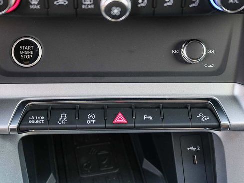 Used 2025 Audi Q3 2.0T Premium image 27