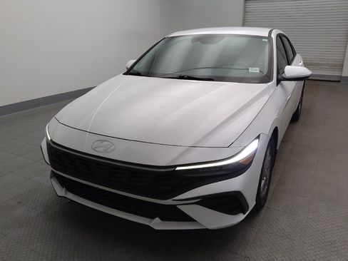 Used 2025 Hyundai Elantra SE FWD image 15
