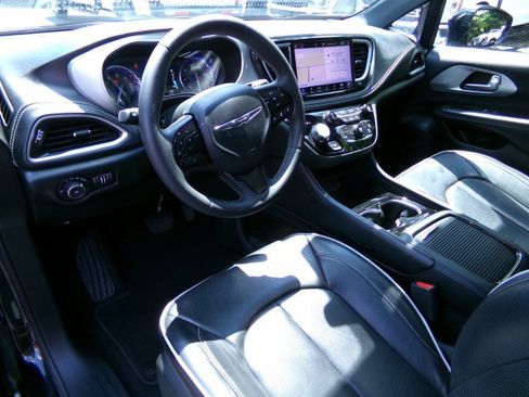 Used 2025 Chrysler Pacifica Limited FWD image 14