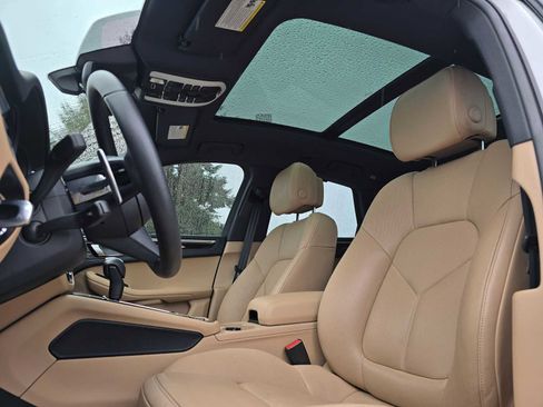 Used 2025 Porsche Macan AWD/4WD image 21