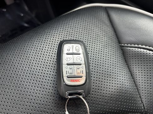 Used 2025 Chrysler Pacifica Limited FWD image 22