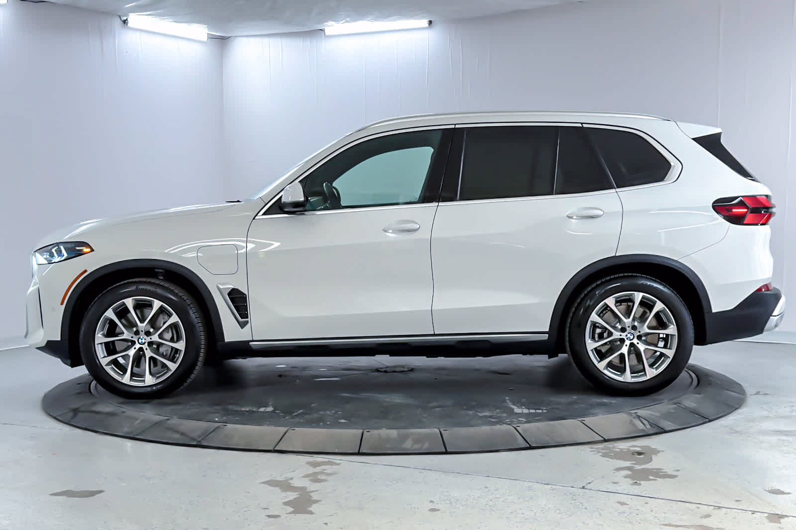 Used 2026 BMW X5 xDrive50e w/ Executive Package AWD/4WD image 5