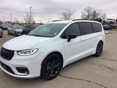 Used 2024 Chrysler Pacifica Touring-L w/ Uconnect Theater Family Group