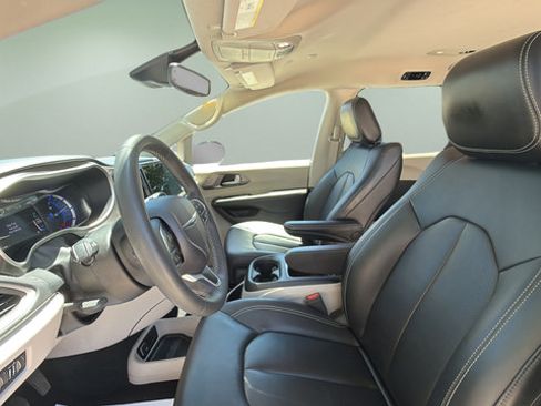 Used 2024 Chrysler Pacifica Limited FWD image 9
