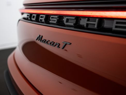 Certified 2025 Porsche Macan Turbo image 25