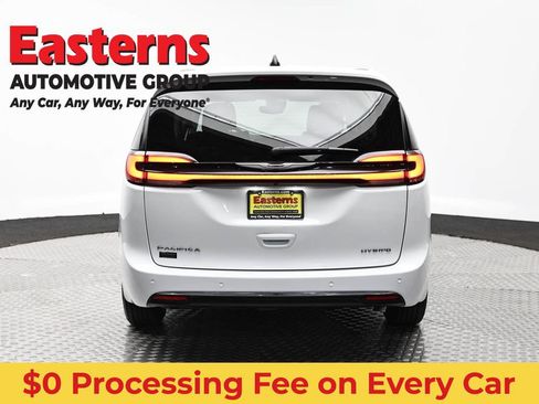 Used 2024 Chrysler Pacifica Limited FWD image 5