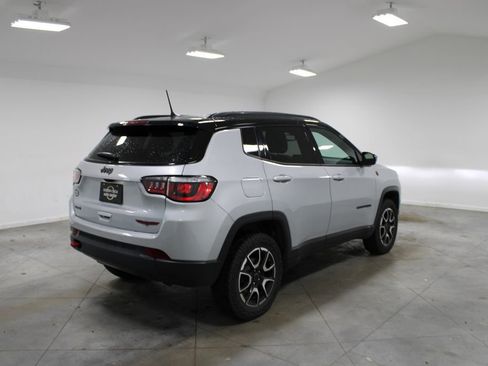 Used 2025 Jeep Compass Trailhawk image 9